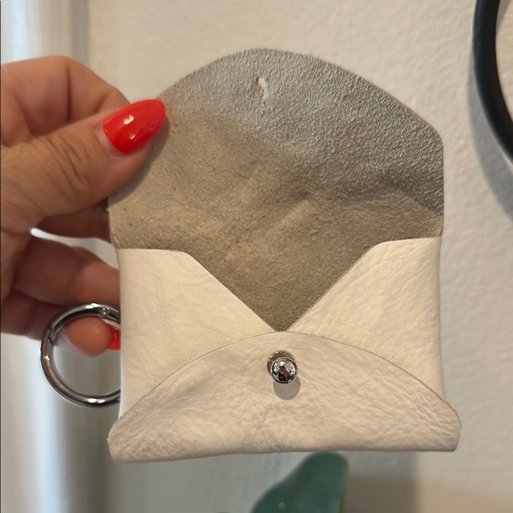 Elegant White Leather Key & Card Holder - Picture 4 of 4